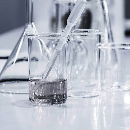 Glas och pipett i en vetenskaplig laboratoriemiljö.